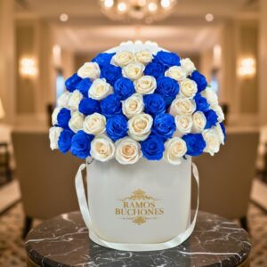 Flores en Cajas Caja con 100 rosas blancas y azules