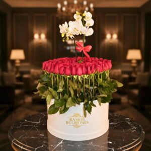Flores en Cajas Caja con 150 rosas y orquideas