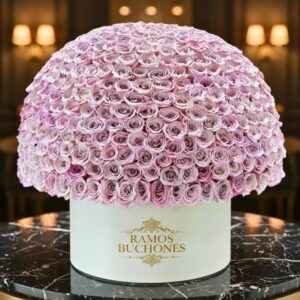 Flores en Cajas Caja con 220 rosas lila